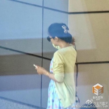 范冰冰被拍到小腹微凸，懷孕傳言不斷。（取自微博）