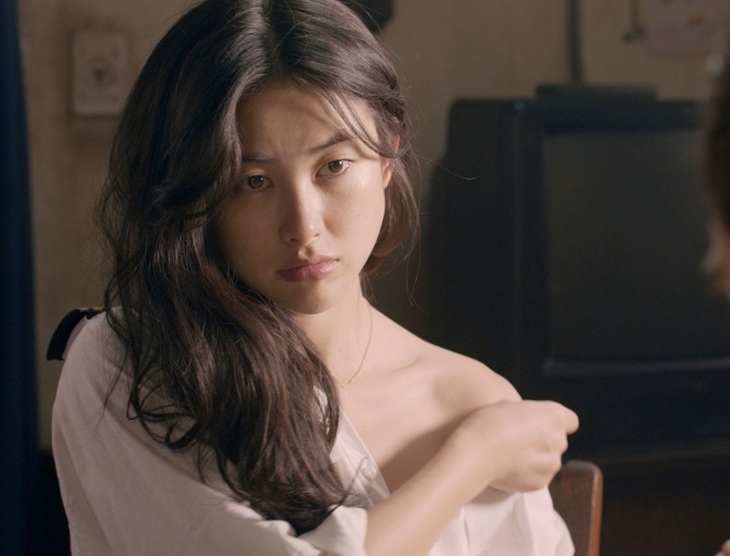 中國第一美全裸下海 情挑英國男