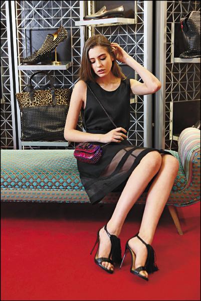 模特兒示範Christian Louboutin秋冬Casanovella流蘇高跟鞋與Sweet Charity鍊帶包，各37,000／50,000元。