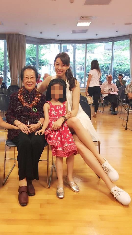 倪雅倫奶奶（左）倪雅倫女兒（中）倪雅倫（右）三代同堂。（取自臉書）