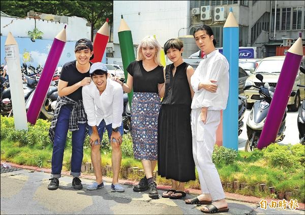 「輕晨電」團員大開(左起)、劉以豪、隋玲、孟書、小英感情融洽。(記者胡舜翔攝) 「輕晨電」團員大開(左起)、劉以豪、隋玲、孟書、小英感情融洽。(記者胡舜翔攝)