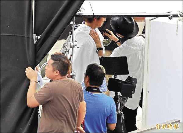 木村拓哉上戲前由化妝師整理儀容。(專案組攝) 木村拓哉上戲前由化妝師整理儀容。(專案組攝)
