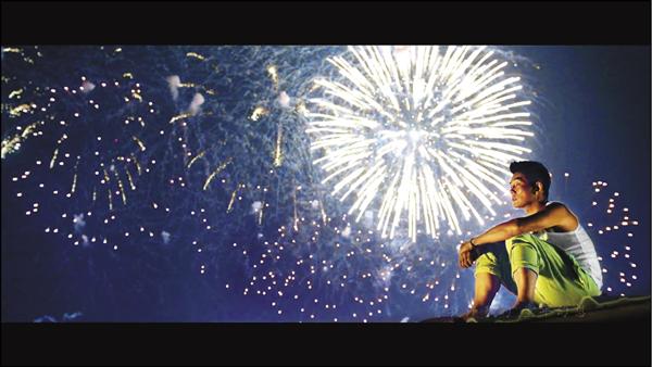 任賢齊MV中可看到燦爛煙火。（相信音樂提供）