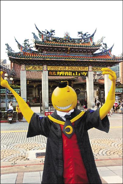 片商為宣傳出奇招,請片中主角「殺老師」到龍山寺拜拜,祈求票房大賣。(采昌國際提供) 片商為宣傳出奇招,請片中主角「殺老師」到龍山寺拜拜,祈求票房大賣。(采昌國際提供)