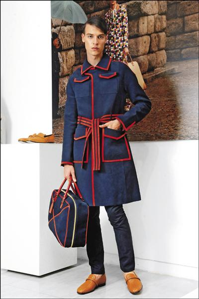 Loewe秋冬男士麂皮大衣是由較厚的手袋用麂皮製作，彰顯其柔軟，並用紅色麂皮增添活潑感。Cross 45海軍藍麂皮與紅色牛皮拼接行李袋，111,000元。