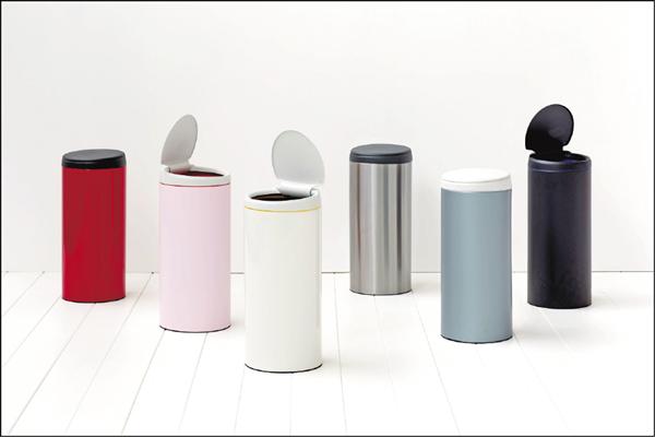 荷蘭Brabantia新掀式環保桶30L，原價6,880元、特價4,880元。（旺代提供）