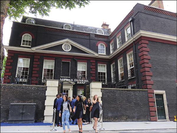 Dunhill在英國總鋪、「Home of Alfred Dunhill」辦趴；這裡以前是西敏公爵家族府邸。