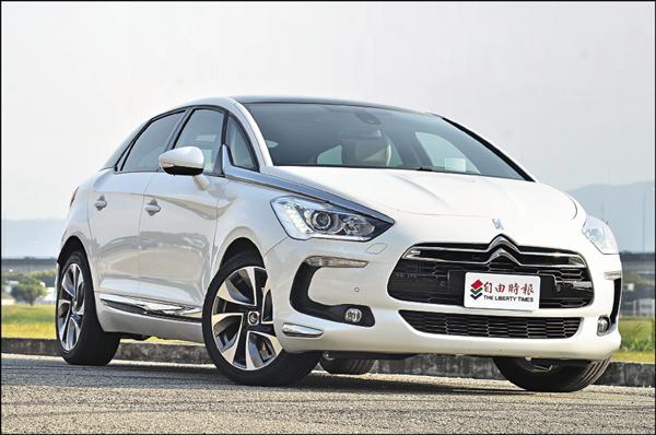 突顯法式時尚風格的DS品牌（現已從Citroën獨立出來），旗下DS 5是融入時興Shooting Brake概念的創新車款，其繁複而動感的造型設計，相當呼應DS品牌的產品路線。