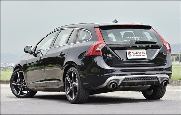 V60的車頂線條刻意配合車窗弧線向下壓低，創造出有別於傳統旅行車的流暢動感風格，搭配R-Design的霧銀色框邊後分流器與雙邊出鍍鉻圓形尾管，更彰顯歐風旅行車的時尚跑格。