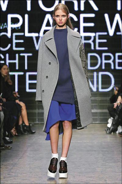 DKNY原是因為Donna Karan發現女兒常到她的衣櫥借衣服穿，而她也會向女兒借牛仔褲而來的靈感創設，現卻可能成為主力品牌。圖為2015秋冬。（美聯社）