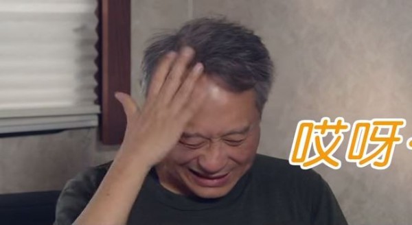 李安苦惱的輕敲頭一下。(圖擷取自YouTube) 李安苦惱的輕敲頭一下。(圖擷取自YouTube)