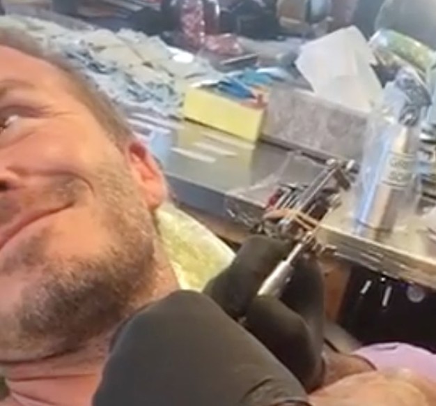 大衛貝克漢在刺青前的緊張模樣。（取自David Beckham IG）