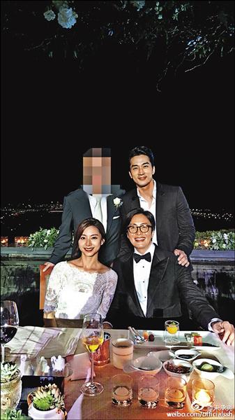 裴勇俊(前排右)與朴秀珍前晚完婚,好友宋承憲(後排右)出席婚宴。(取自微博) 裴勇俊(前排右)與朴秀珍前晚完婚,好友宋承憲(後排右)出席婚宴。(取自微博)