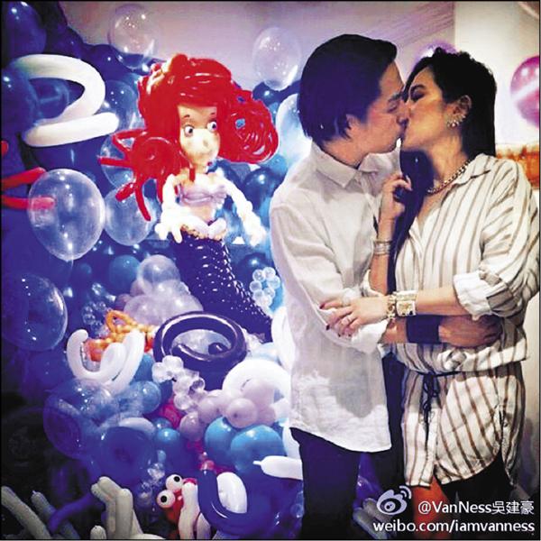 去年吳建豪(左)大陣仗幫愛妻石貞善辦慶生趴,小倆口放閃熱吻。(取自IG) 去年吳建豪(左)大陣仗幫愛妻石貞善辦慶生趴,小倆口放閃熱吻。(取自IG)
