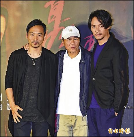 石頭(左起)、侯孝賢和張震出席《刺客聶隱娘》特映會。(記者潘少棠攝) 石頭(左起)、侯孝賢和張震出席《刺客聶隱娘》特映會。(記者潘少棠攝)