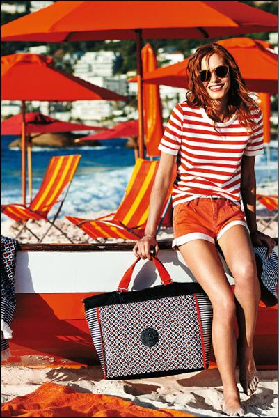 Kipling 馬賽克紋路海灘包，4,380元。