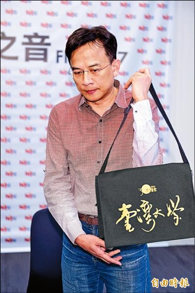 彭文正閃辭台大教職,仍背著台灣大學字樣的書包。(記者王文麟攝) 彭文正閃辭台大教職,仍背著台灣大學字樣的書包。(記者王文麟攝)