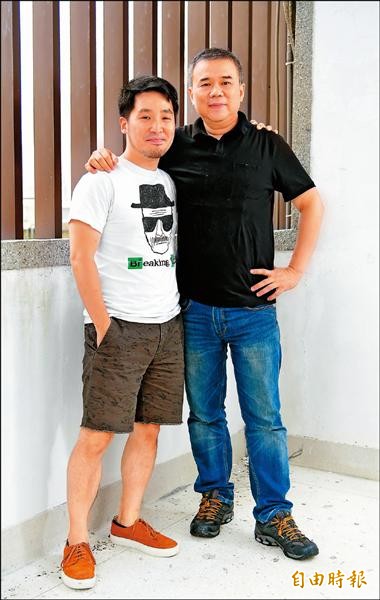 陳玉勳(右)替李中執導的《青田街一號》修劇本,李中穿著美劇《絕命毒師》的T恤,兩人都很愛這齣劇。(記者胡舜翔攝) 陳玉勳(右)替李中執導的《青田街一號》修劇本,李中穿著美劇《絕命毒師》的T恤,兩人都很愛這齣劇。(記者胡舜翔攝)
