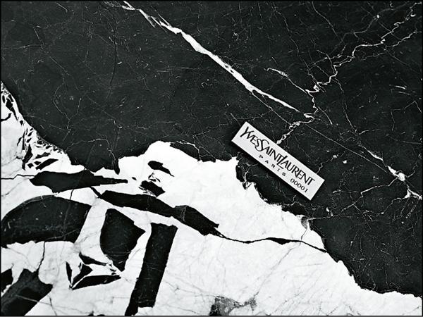 高級訂製服標牌將為「Yves Saint Laurent」經典象牙白絲質標牌，標註編號。
