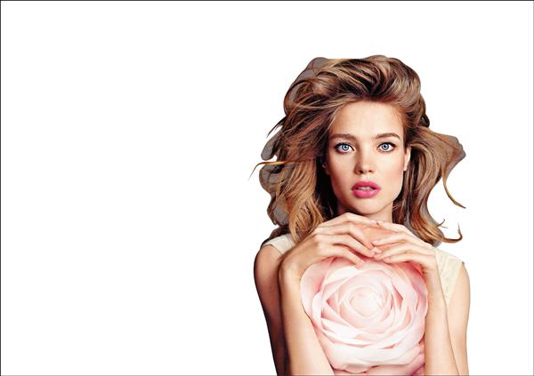 嬌蘭女神Natalia Vodianova使用「KISSKISS法式之吻玫瑰潤唇膏」。（圖片提供／嬌蘭）