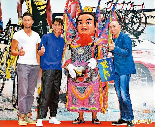 彭于晏(左二)再度返台替《破風》催票,電音三太子也來打氣。(記者王文麟攝) 彭于晏(左二)再度返台替《破風》催票,電音三太子也來打氣。(記者王文麟攝)