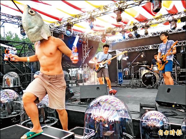 拍謝少年開唱,邀來鯊魚肌猛男助陣。(記者陽昕翰攝) 拍謝少年開唱,邀來鯊魚肌猛男助陣。(記者陽昕翰攝)