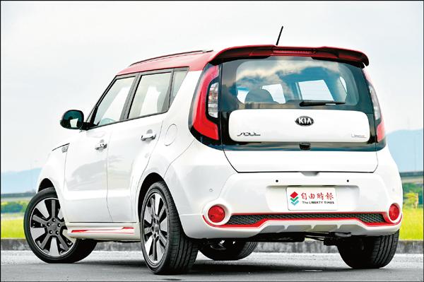 儘管方正陡直的車身容易讓人聯想到Škoda Yeti小型SUV，但底盤沒有刻意架高、加裝車體防撞護件的Soul，仍是輛不折不扣的高頂轎旅車。