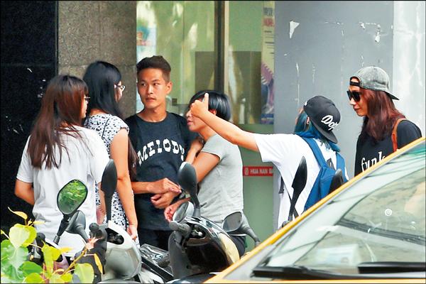 宇宙人在等待時被粉絲認出,紛紛要求合影。(影視藝文中心攝影組攝) 宇宙人在等待時被粉絲認出,紛紛要求合影。(影視藝文中心攝影組攝)
