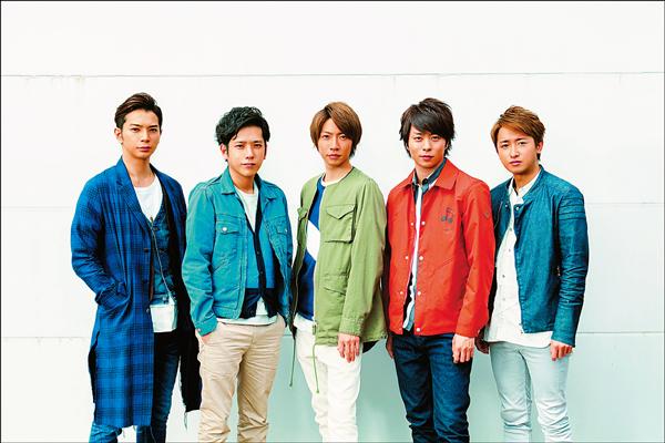 櫻井翔(右二)上節目爆料師兄「V6」森田剛的內褲款式,讓他受到不小衝擊。 櫻井翔(右二)上節目爆料師兄「V6」森田剛的內褲款式,讓他受到不小衝擊。