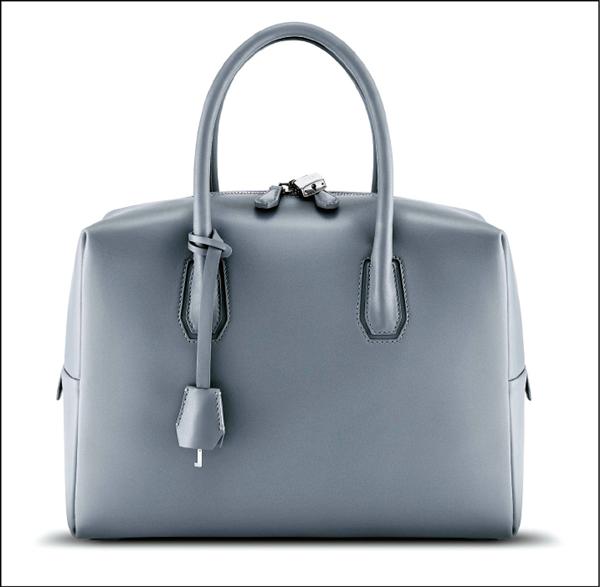 MCM Munich系列中型灰色手袋，50,000元。