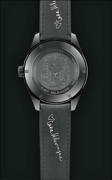 屬於TAG Heuer Carrera系列的卡拉腕錶。錶底蓋有的獅頭標誌，凸顯Cara的星座；錶帶內側帶有玫瑰金色的Cara簽名。
