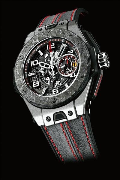 宇舶Big Bang Ferrari Titanium Carbon。鈦金屬錶殼（45mm），碳纖維與鈦金屬錶圈。宇舶自製、飛返計時功能自動機芯。限量1,000只，862,000元。