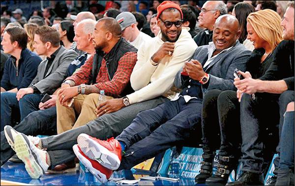 NBA小皇帝LeBron James（圖中戴紅帽者）穿 Nike Air Max 95 萬聖節配色款。（圖片摘自：www.sneakerbow.com）