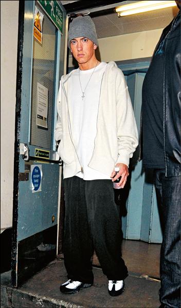 Air Max 95曾推出許多色彩不同的限量版，嘻哈歌手阿姆（Eminem）挑選最好搭配的黑白款。（達志影像）