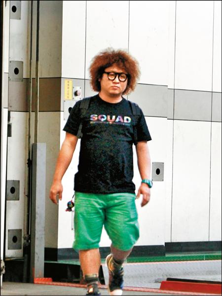 納豆將愛車停至停車塔後獨自走出,一路嘴角下垂的走回家。 納豆將愛車停至停車塔後獨自走出,一路嘴角下垂的走回家。