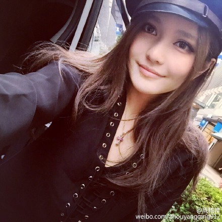 周揚青已將情侶項鍊換成十字架項鍊。（圖擷取自周揚青微博） 