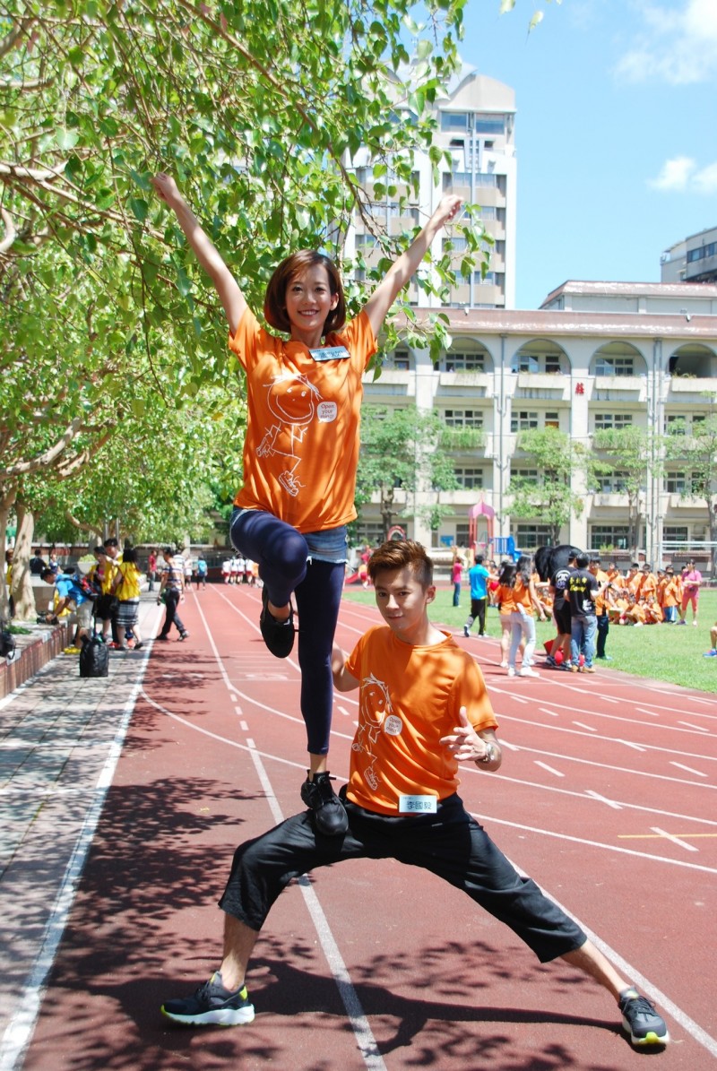 孟耿如有舞蹈底子，跟李國毅擺出啦啦隊pose。（董氏基金會提供）