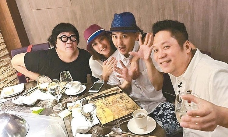 孟耿如（左二）、黃子佼（右二）出席卜學亮（右）50大壽宴，強碰舊愛曾寶儀。（取自臉書）