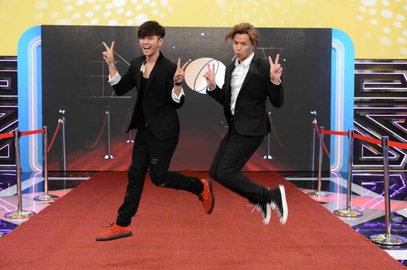 「小豬」羅志祥、「小鬼」黃鴻升在《娛樂百分百》預演走金鐘紅毯。（八大提供）