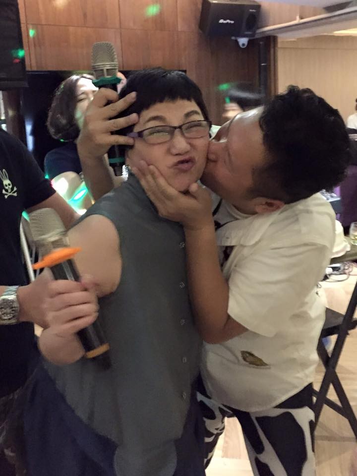 昨天是卜學亮的50大壽，卜學亮藉酒壯膽狂吻小燕姐。（取自卜學亮臉書）