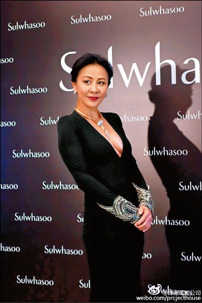 劉嘉玲雖近50歲,身材始終維持得很好,出席活動時大膽露出半邊酥胸。(取自微博) 劉嘉玲雖近50歲,身材始終維持得很好,出席活動時大膽露出半邊酥胸。(取自微博)