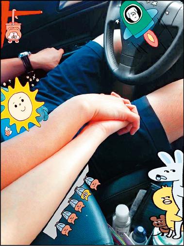劉香慈今年七夕曬出跟男友車內牽手照,宣告名花有主。(取自臉書) 劉香慈今年七夕曬出跟男友車內牽手照,宣告名花有主。(取自臉書)