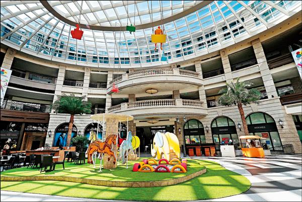 BELLAVITA周年慶，推出Playground主題，將整個百貨打造為「遊樂園」，一樓有球池、旋轉木馬、大象等設施。
