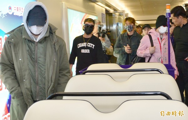 南韓男團ＢＩＧＢＡＮＧ中午抵台，是由環宇商務中心通關。（記者姚介修攝）