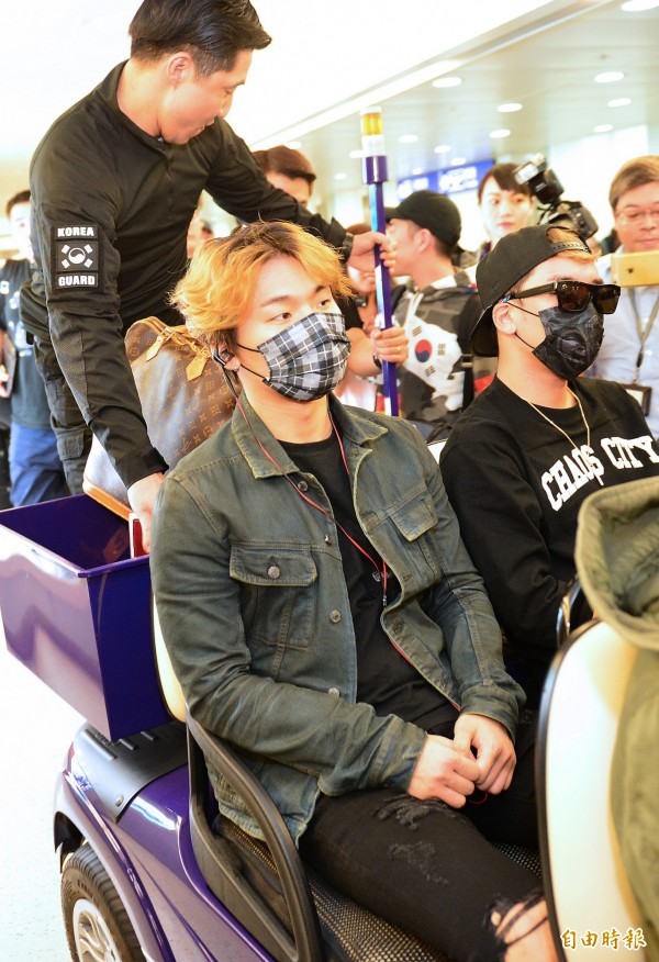 ＢＩＧＢＡＮＧ是搭乘環宇商務中心禮賓車離開空橋。（記者姚介修攝）