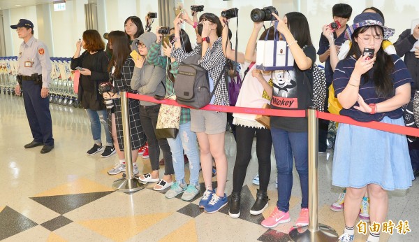 守候近１小時的粉絲，是什麼都沒有拍到，因為團員很低調。（記者姚介修攝）