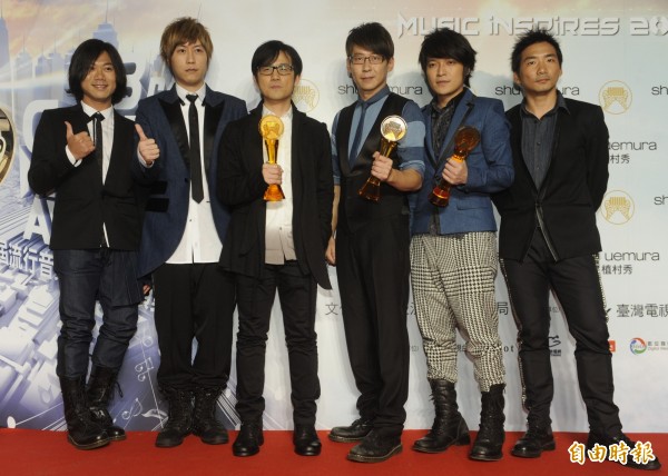 阿信在3年前的金曲獎也曾穿過藍色拼接西裝。(資料照,記者趙世勳攝) 阿信在3年前的金曲獎也曾穿過藍色拼接西裝。(資料照,記者趙世勳攝)