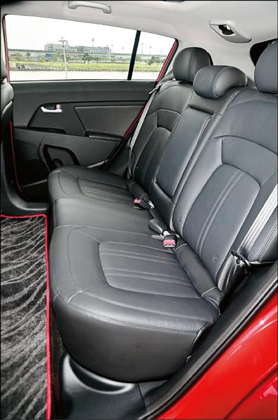 現行Sportage擁有2,640mm的軸距，後座腿部伸展空間略勝右下文的福斯Tiguan，乘坐品質應能符合此級SUV買家的期待。