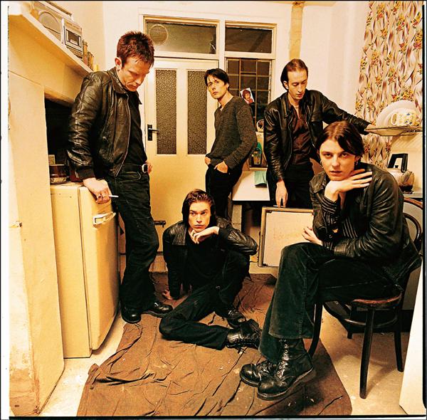 《A History of Rebellious Self-Expression》一書中有超過200張照片，其中許多未曾刊出，記錄著55年來馬汀大夫鞋在音樂史上扮演的重要角色。