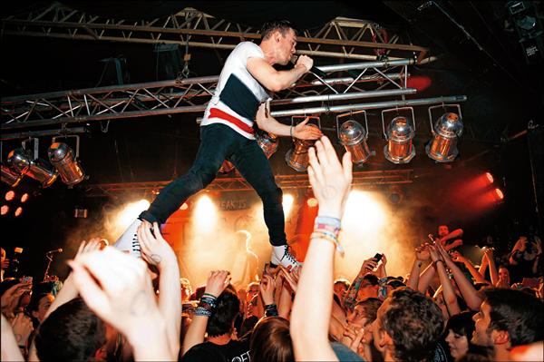 《A History of Rebellious Self-Expression》一書中有超過200張照片，其中許多未曾刊出，記錄著55年來馬汀大夫鞋在音樂史上扮演的重要角色。